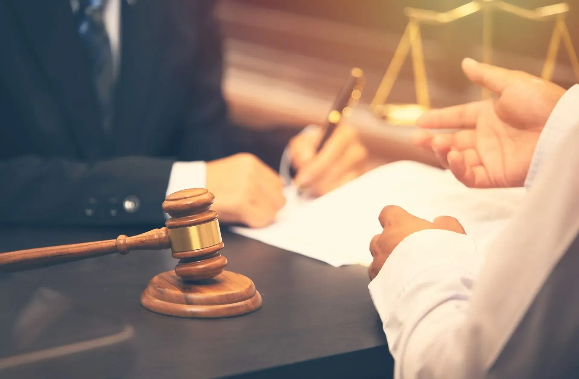 Trabajamos con clientes de Granada y de toda Andalucía que buscan un despacho que combine profesionalidad, cercanía y compromiso real con cada asunto.
Nuestro objetivo es defender tus intereses con rigor jurídico y ofrecer soluciones eficaces en cada etapa del proceso.
