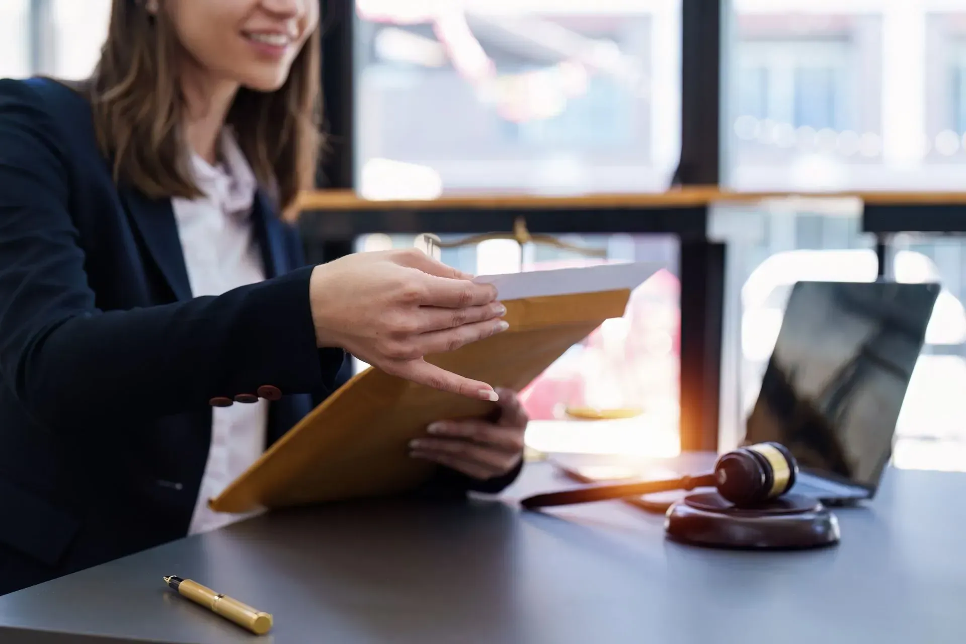 herramienta de madera marrón sobre superficie blanca